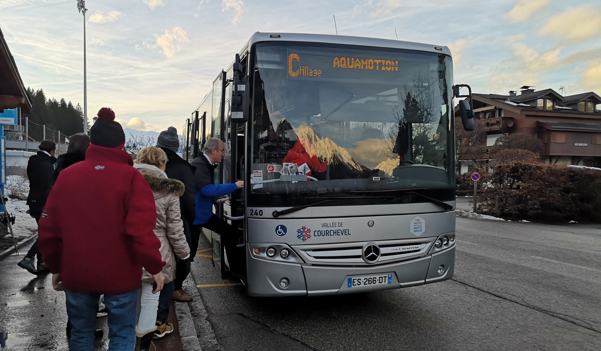 people getting on the courchevel bus from le praz to aquamotion